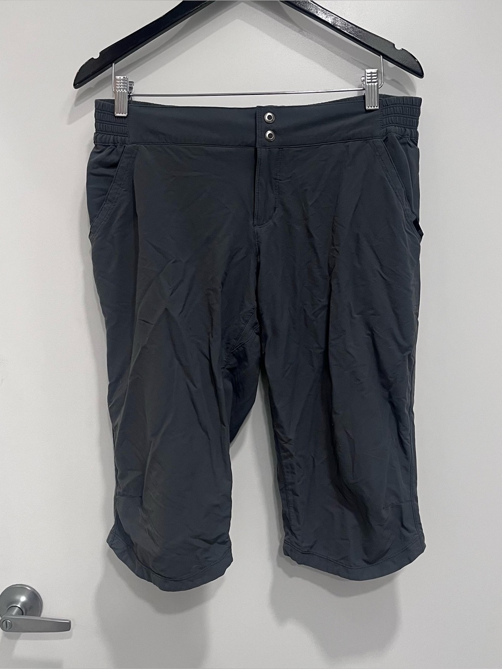 Mountain Hardwear Petrina
Capri Casual Active Hiking Gray Knee Length Shorts 12